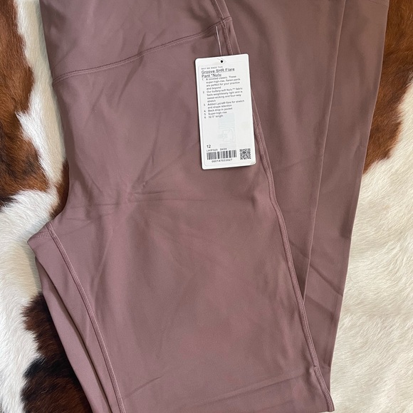 Lululemon Groove SHR Nulu™ Flared Pant *Regular size 12 - Picture 2 of 4